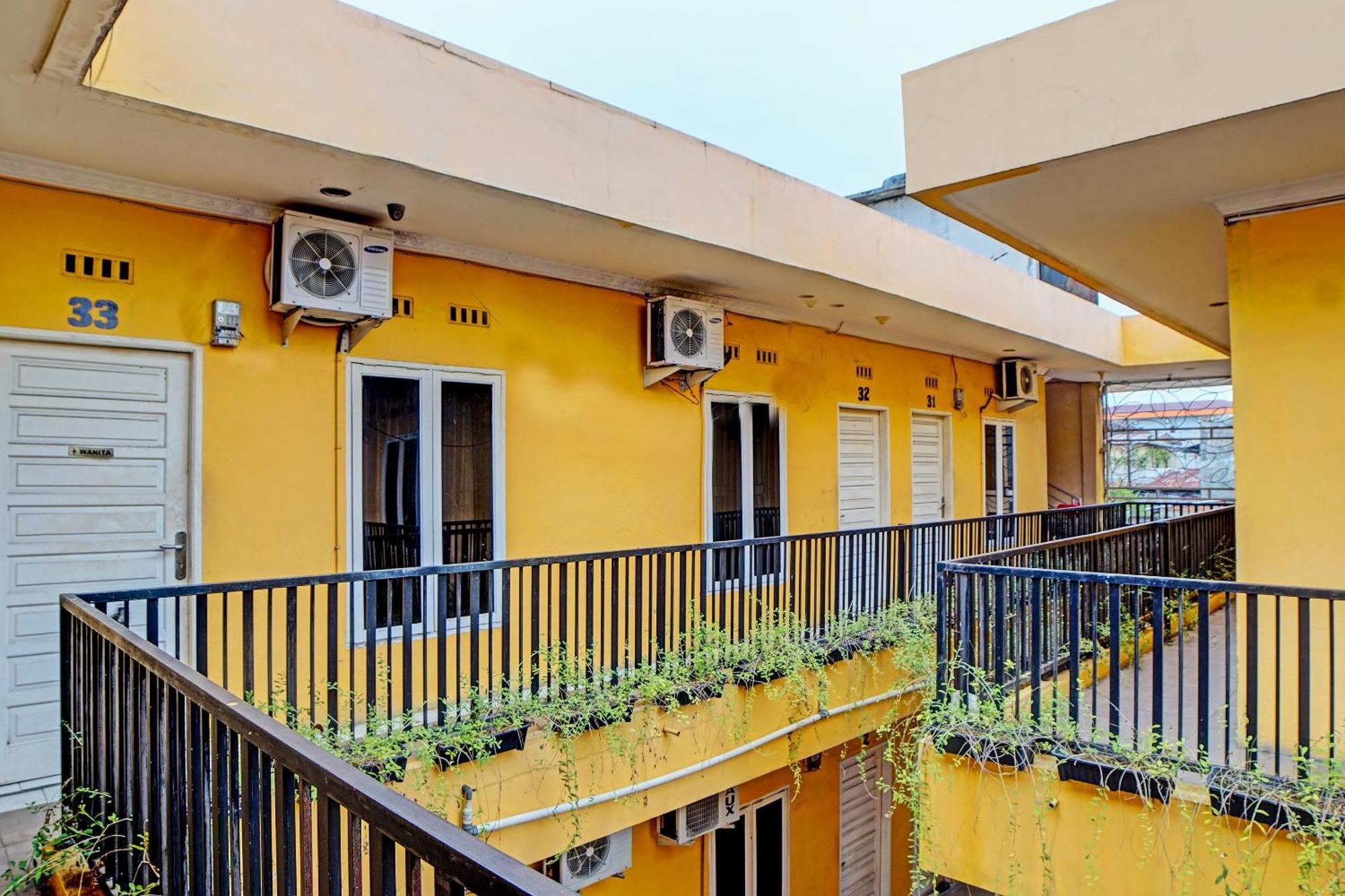 Oyo 91418 Kantil Homestay Syariah Sunggal Exterior photo