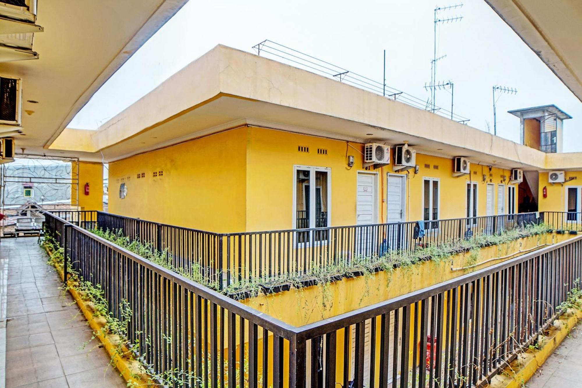 Oyo 91418 Kantil Homestay Syariah Sunggal Exterior photo